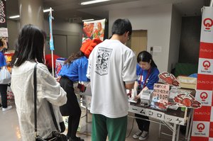 盛況のカニクリームコロッケ販売