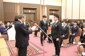 入社式辞令交付の画像