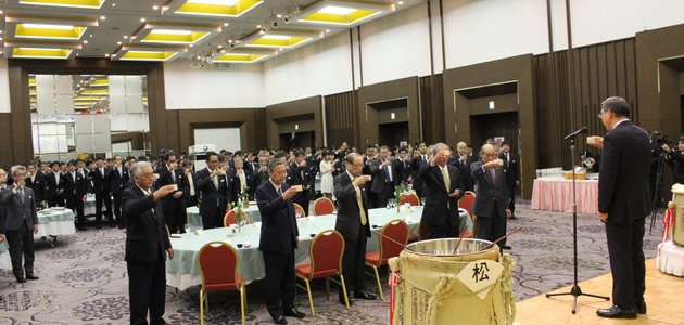 新年賀会乾杯風景の写真
