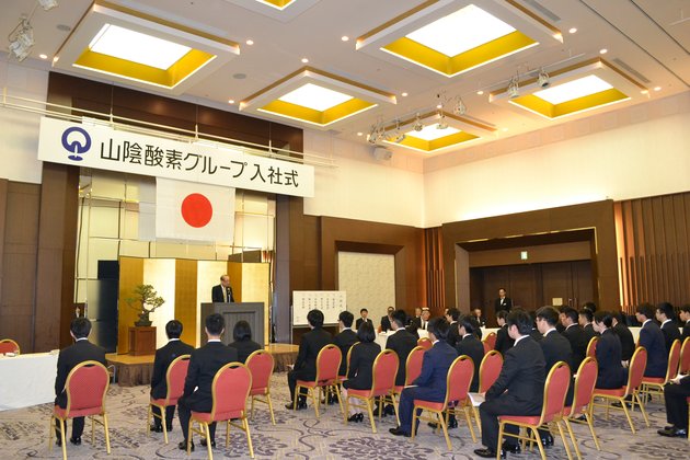 入社式の全体写真