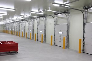 内部から見たドッグシェルターの写真